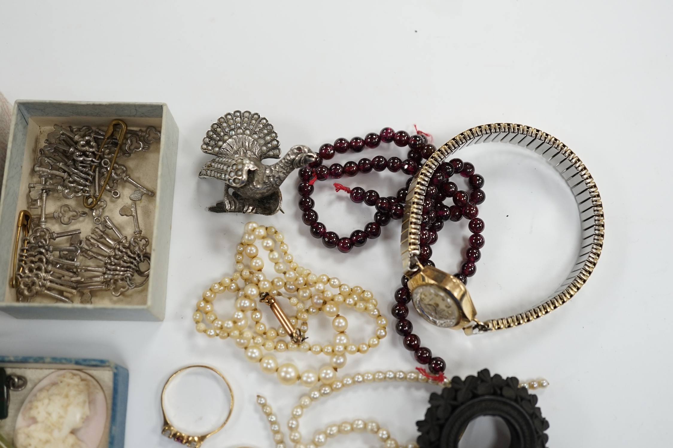 A quantity of assorted jewellery, including garner bead necklace(a.f.), unmounted stones including agate, key charms with letters, cultured pearl necklace and a yellow metal, turquoise and seed pearl set ring, etc.